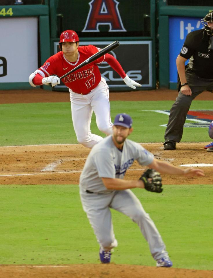 　ドジャース戦の４回、三ゴロに倒れたエンゼルス・大谷。投手カーショー＝アナハイム（共同）