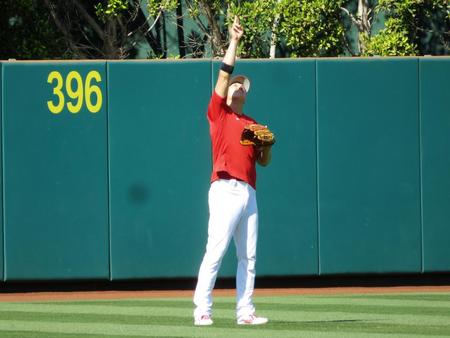 笑顔を見せながら軽快な動きで打球を処理した大谷（撮影・小林信行）