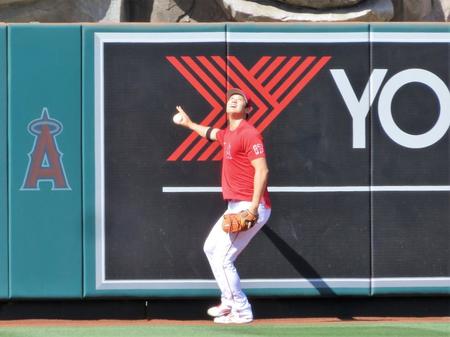 笑顔を見せながら軽快な動きで打球を処理した大谷（撮影・小林信行）