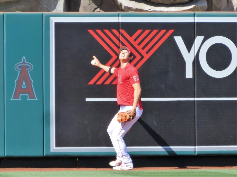 笑顔を見せながら軽快な動きで打球を処理した大谷（撮影・小林信行）