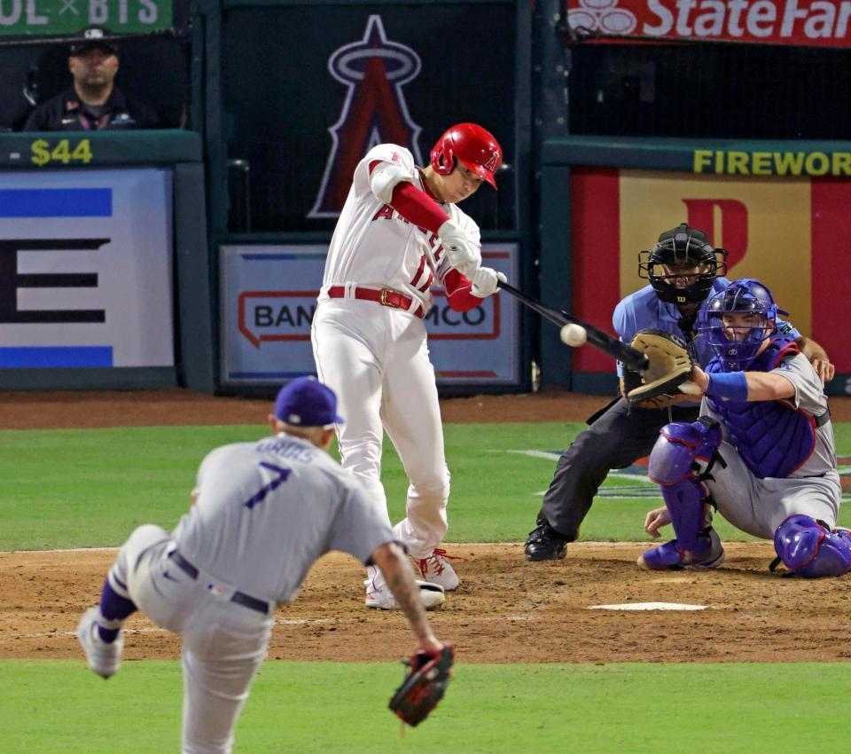 ドジャース戦の６回、右前打を放つエンゼルス・大谷。投手ウリアス＝アナハイム（共同）