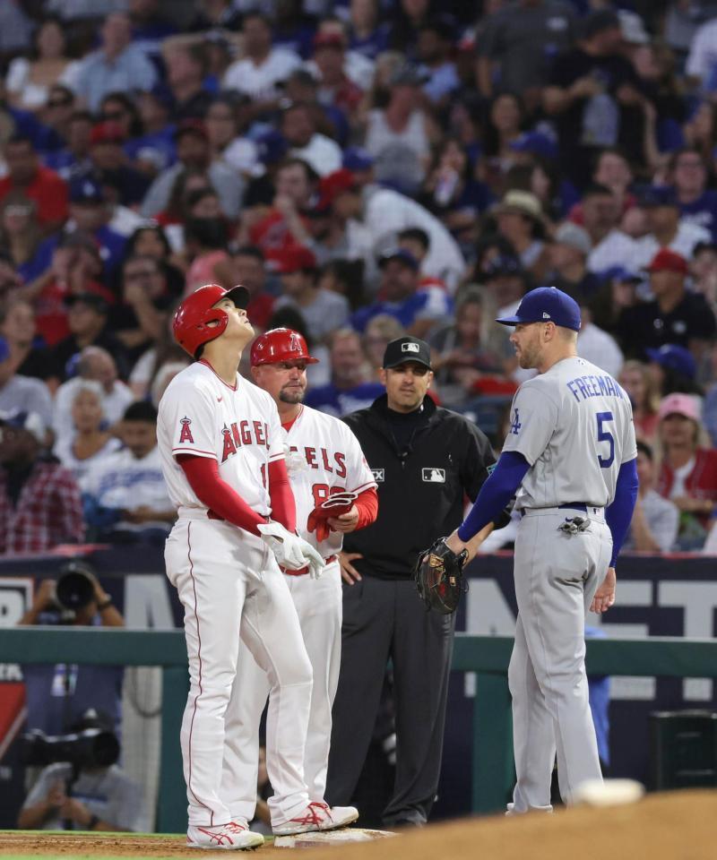 ドジャース戦の３回、内野フライを打ち上げるが一塁手フリーマン（右）の失策で出塁し、空を見上げるエンゼルス・大谷＝アナハイム（共同）