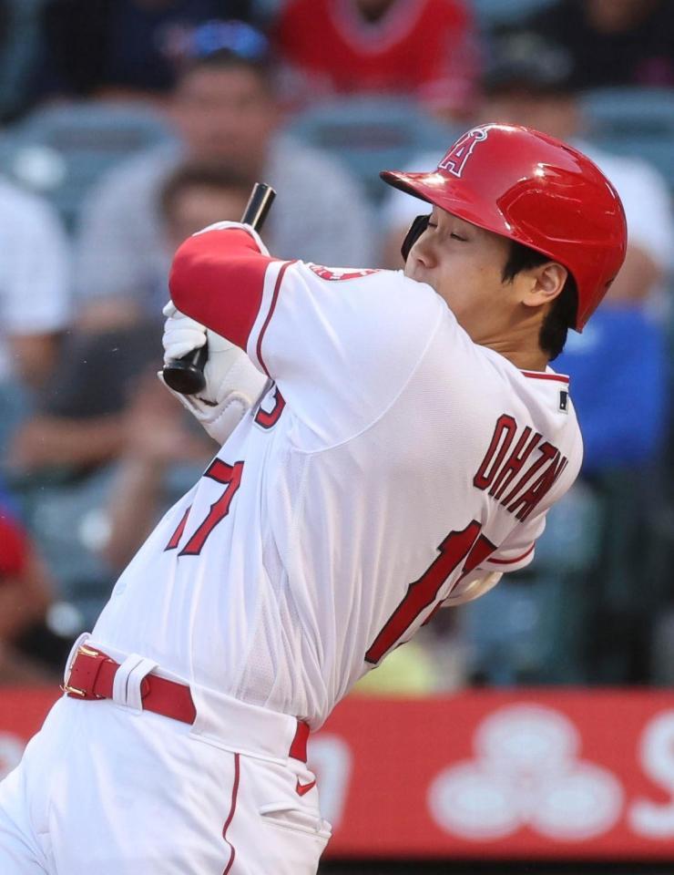 ドジャース戦の１回、バットを折られ遊飛に倒れるエンゼルス・大谷＝アナハイム（共同）
