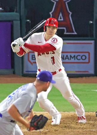 　８回、右前打を放つ大谷（共同）