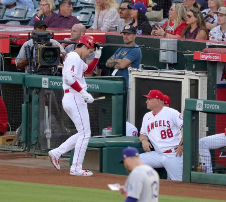 　ドジャース戦の１回、遊飛に倒れベンチに戻る大谷。右はネビン監督代行＝アナハイム（共同）