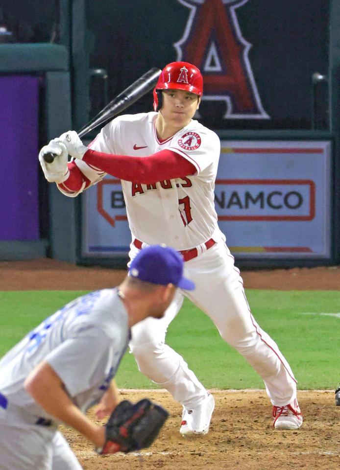 　８回、右前打を放つ大谷（共同）