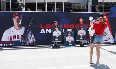 　米大リーグ、オールスター戦を前に、エンゼルス・大谷翔平の写真の前で記念撮影するファン＝１７日、ロサンゼルス（共同）