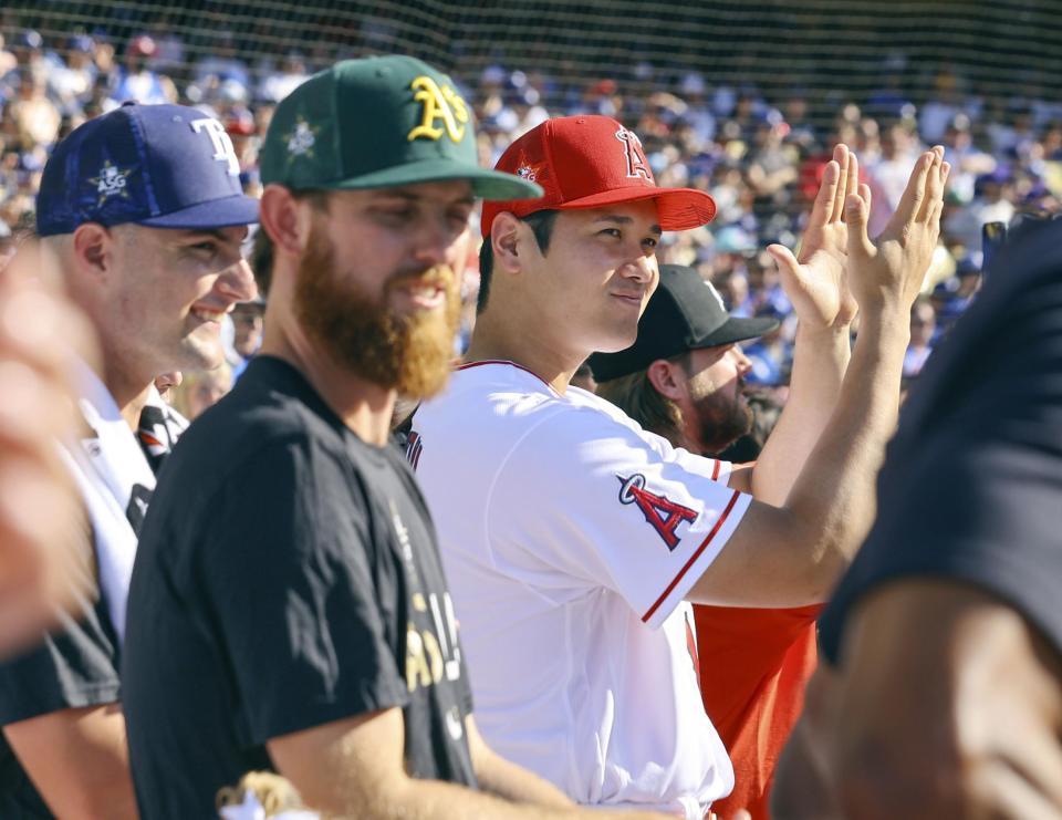 　本塁打競争を見ながら手をたたくエンゼルス・大谷＝ロサンゼルス（共同）