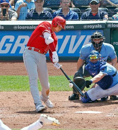 　ロイヤルズ戦の７回、中前適時打を放つエンゼルス・大谷＝カンザスシティー（共同）