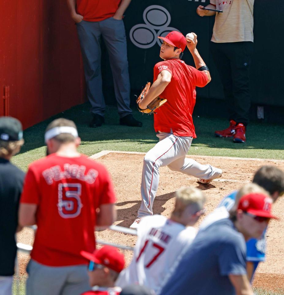 ファンが見守る中、ブルペンで投球練習するエンゼルス・大谷＝カンザスシティー（共同）