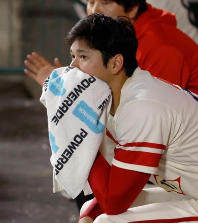 　アスレチックス戦で降板後、ベンチから試合を見つめる大谷