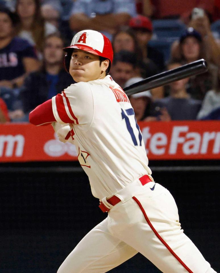 　アスレチックス戦の５回、二塁打を放つエンゼルス・大谷＝アナハイム（共同）