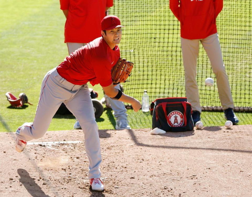 　ブルペンで投球練習するエンゼルス・大谷（共同）