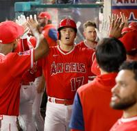 　８回に２６号ソロを放ち、ベンチでタッチを交わす大谷