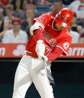 　８回、２６号ソロを放つ大谷