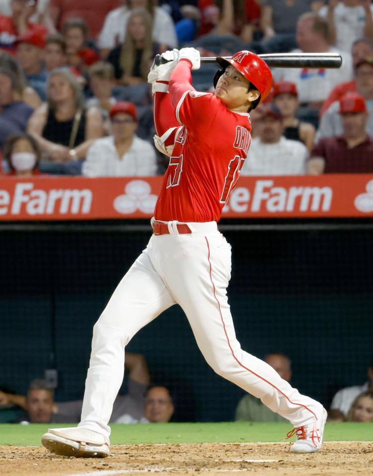 　８回、２６号ソロを放つ大谷