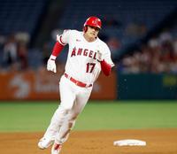 ５回、三塁打を放って走る大谷