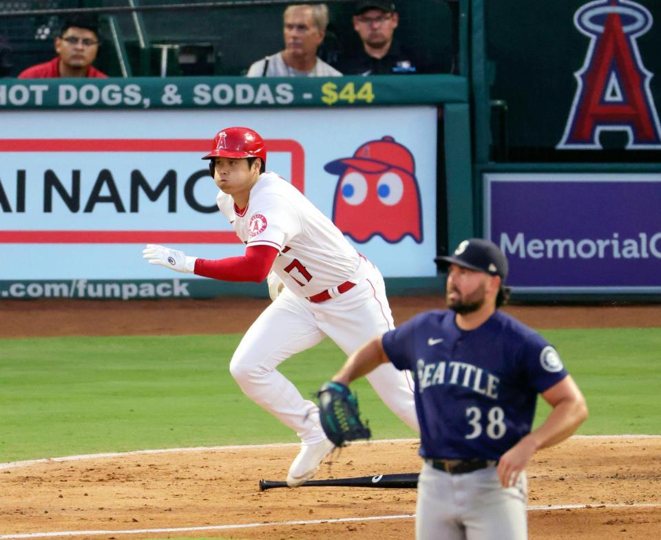 ３回、右前打を放つ大谷