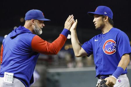 　勝利し、ロス監督（左）とタッチを交わす鈴木（共同）