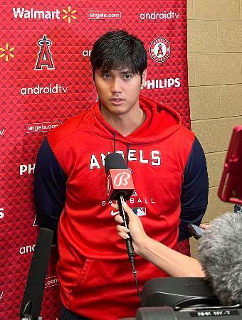 　試合後、取材に応じるエンゼルスの大谷翔平＝２１日、デトロイト（共同）