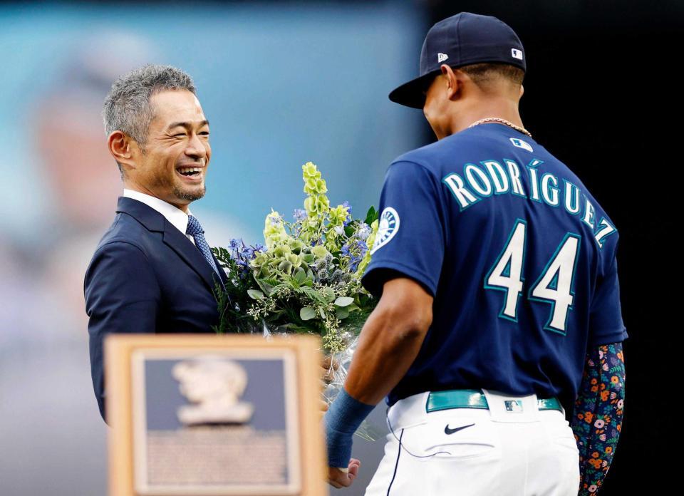 　イチロー氏に花束を手渡したＪ・ロドリゲス（ゲッティ＝共同）