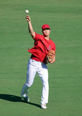 試合前にキャッチボールする大谷