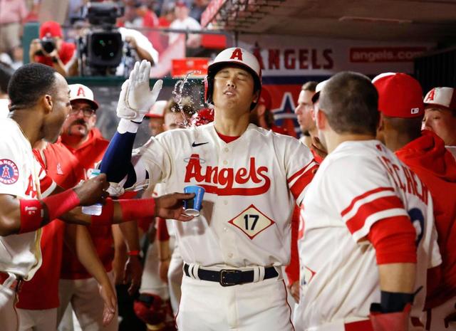 大谷　２年連続３０号に中継局興奮「オハヨウゴザイマス！」「スゴイ！」大谷は顔に水かけられる