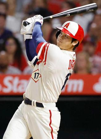 　８月３１日、ヤンキース戦で逆転の３０号３ランを放つエンゼルス・大谷（共同）