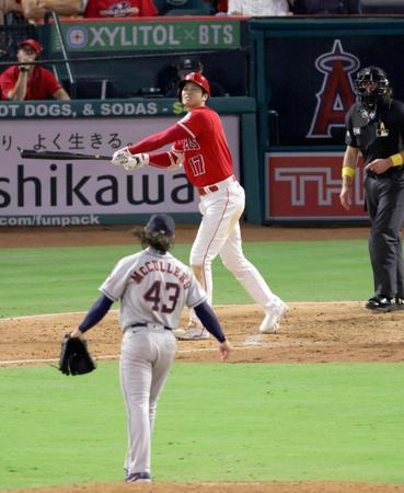 　３回、右飛に倒れた大谷（共同）