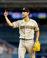 　ドジャース戦の５回、この試合６個目の三振を奪って日米通算３０００奪三振に達したダルビッシュ（共同）