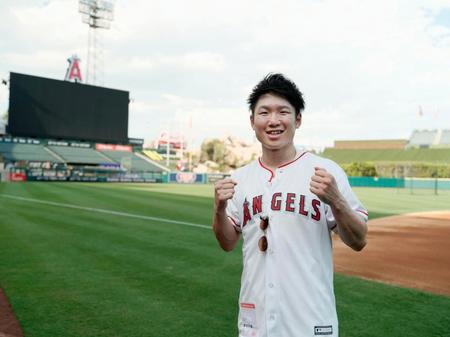 　エンゼルスの本拠地球場を訪問したＷＢＣライトフライ級王者の寺地拳四朗（共同）