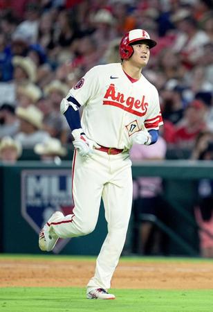 アストロズ戦の８回、一ゴロに倒れベンチに戻るエンゼルス・大谷＝アナハイム（共同）