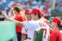 ８回、トラウトが本塁打を放ち、ベンチで笑顔を見せる大谷（右から２人目）ら