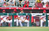 ２回、リードを許しベンチでさえない表情の大谷（中央）