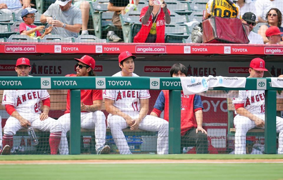 ２回、リードを許しベンチでさえない表情の大谷（中央）