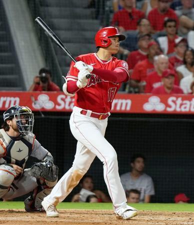 　タイガース戦の３回、３１号２ランを放つエンゼルス・大谷＝アナハイム（共同）