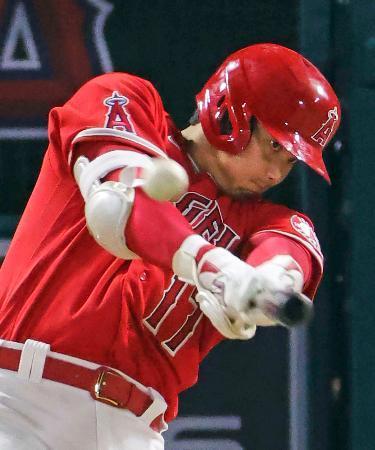 　タイガース戦の３回、３１号２ランを放つエンゼルス・大谷＝アナハイム（共同）