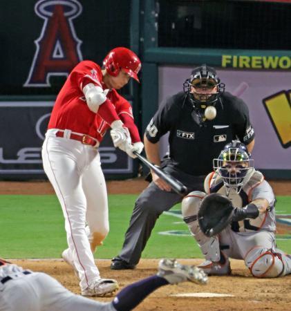 　タイガース戦の７回、この試合２本目の本塁打となる３２号ソロを放つエンゼルス・大谷＝アナハイム（共同）