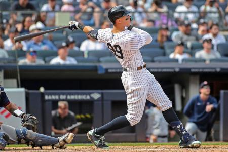 　ツインズ戦の６回、５４号２ランを放つヤンキースのジャッジ＝ニューヨーク（ＵＳＡトゥデー・ロイター＝共同）