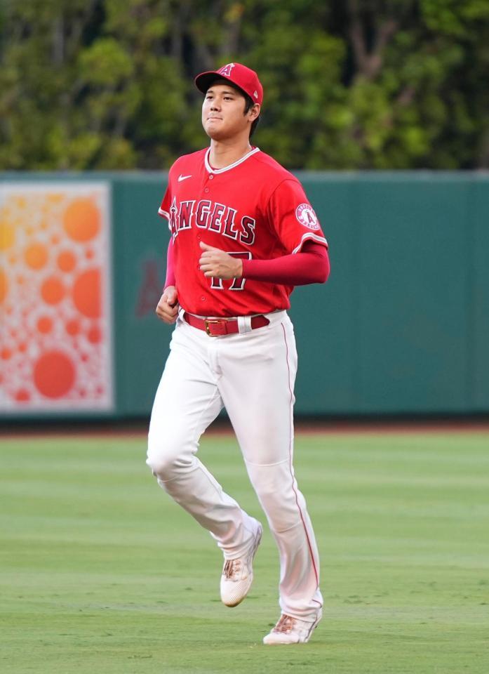 　試合前にウオーミングアップする大谷