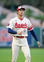 試合前、ウオーミングアップするエンゼルス・大谷＝アナハイム（共同）