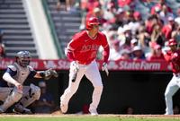 　３回、二塁強襲安打を放つ大谷（共同）