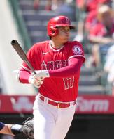 　３回、二塁強襲安打を放つ大谷（共同）