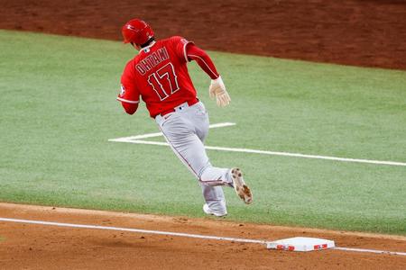 　６回、ウォードの二塁打で一塁から生還する大谷