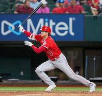 　６回、右前打を放つ大谷