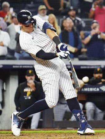 　パイレーツ戦の９回、号本塁打を放つヤンキースのジャッジ＝ニューヨーク（ＭＬＢ提供・ゲッティ＝共同）