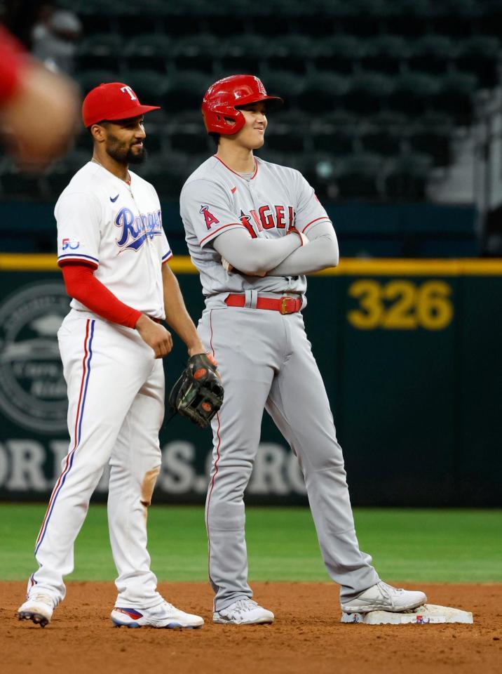 　レンジャーズ戦の９回、代打で二塁打を放ち二塁手・セミエン（左）と話すエンゼルス・大谷（共同）