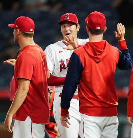　勝利し、タッチを交わす大谷