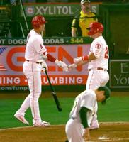 　４回、本塁打を放ったトラウト（右）を迎える次打者の大谷