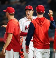 　勝利し、タッチを交わす大谷